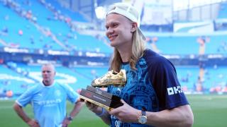 Erling Haaland, con su trofeo de máximo goleador de la Premier League 2025/26