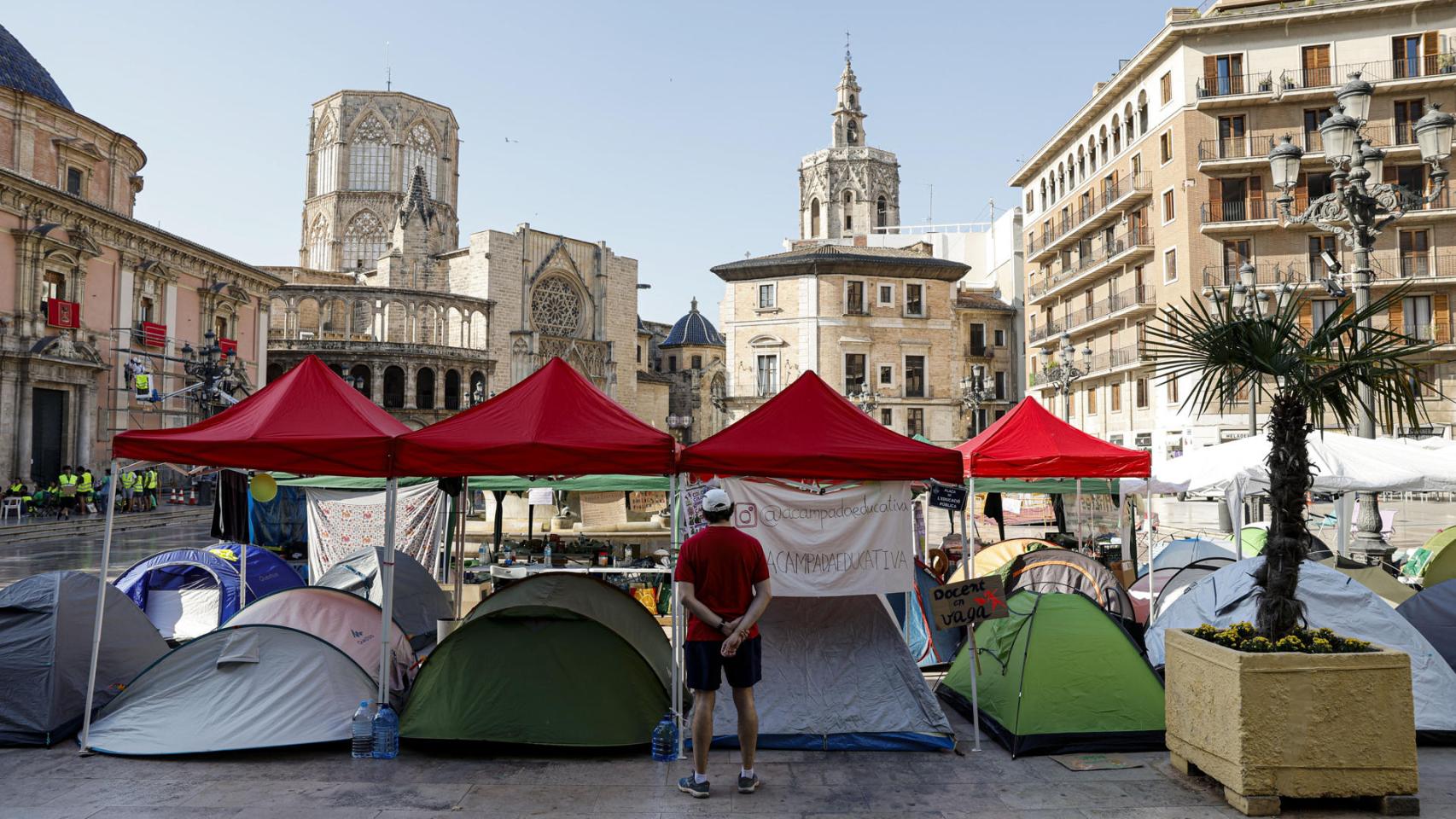 La acampada de profesores en la Plaza de la Virgen