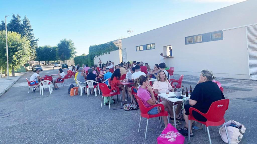 La terraza de las piscinas del bar de Siete Iglesias de Trabancos.
