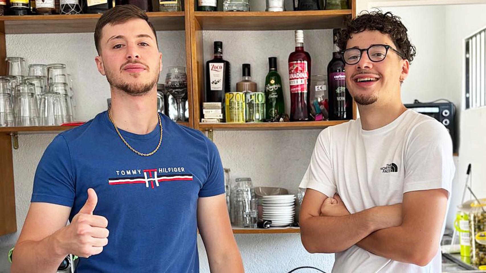 De izquierda a derecha: Adrián y Héctor en el bar de las piscinas de Siete Iglesias de Trabancos. 