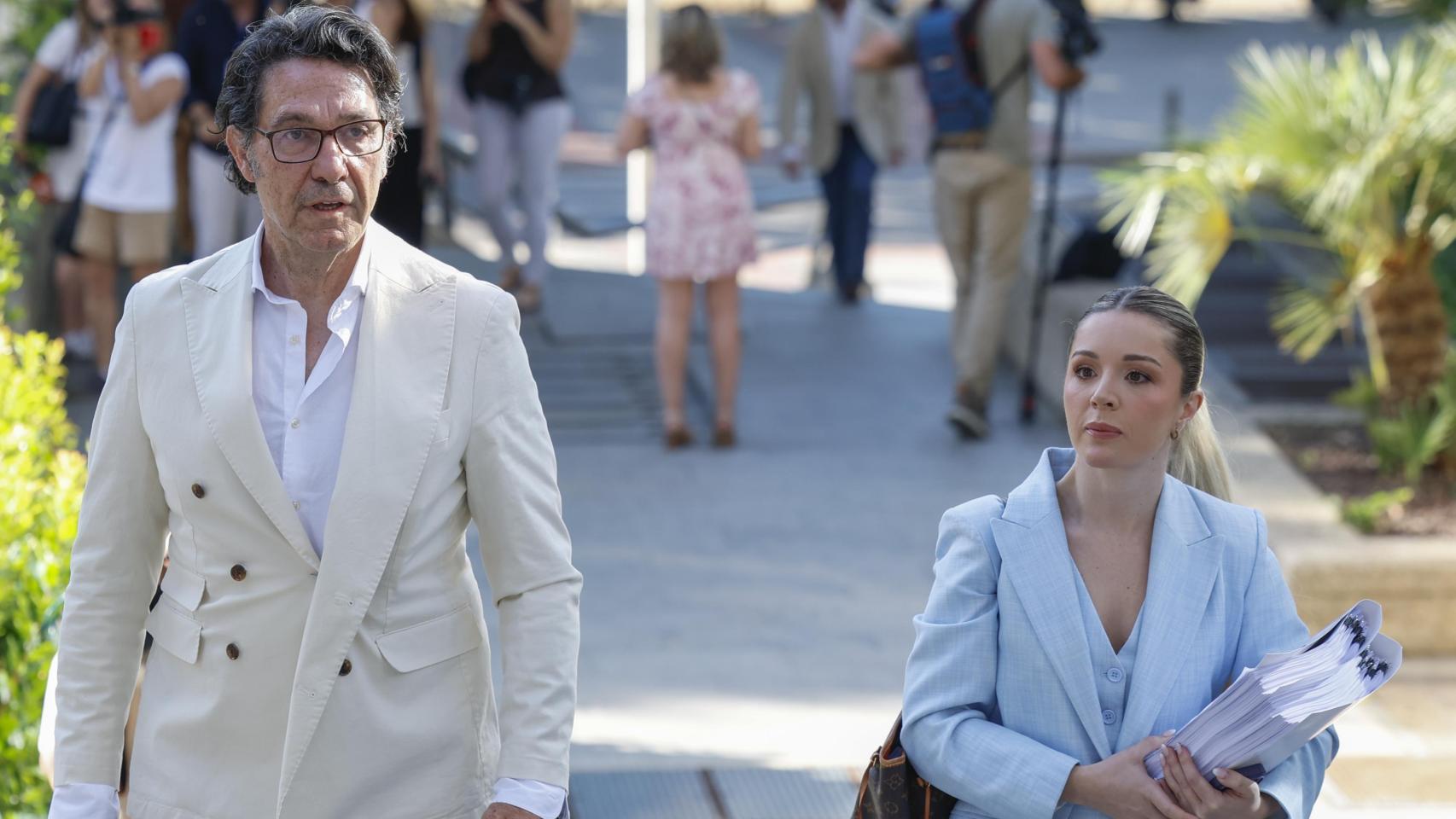 Luis Lorenzo en su llegada al juicio.