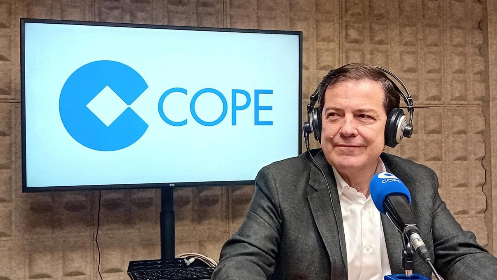 El presidente de la Junta en funciones, Alfonso Fernández Mañueco, durante la entrevista en Herrera en COPE, este jueves