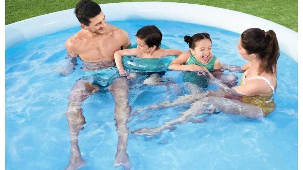 Familia en la pisicina