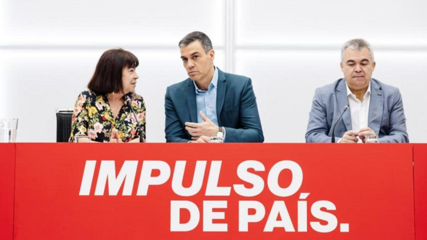 Cristina Narbona, Pedro Sánchez y Santos Cerdán.
