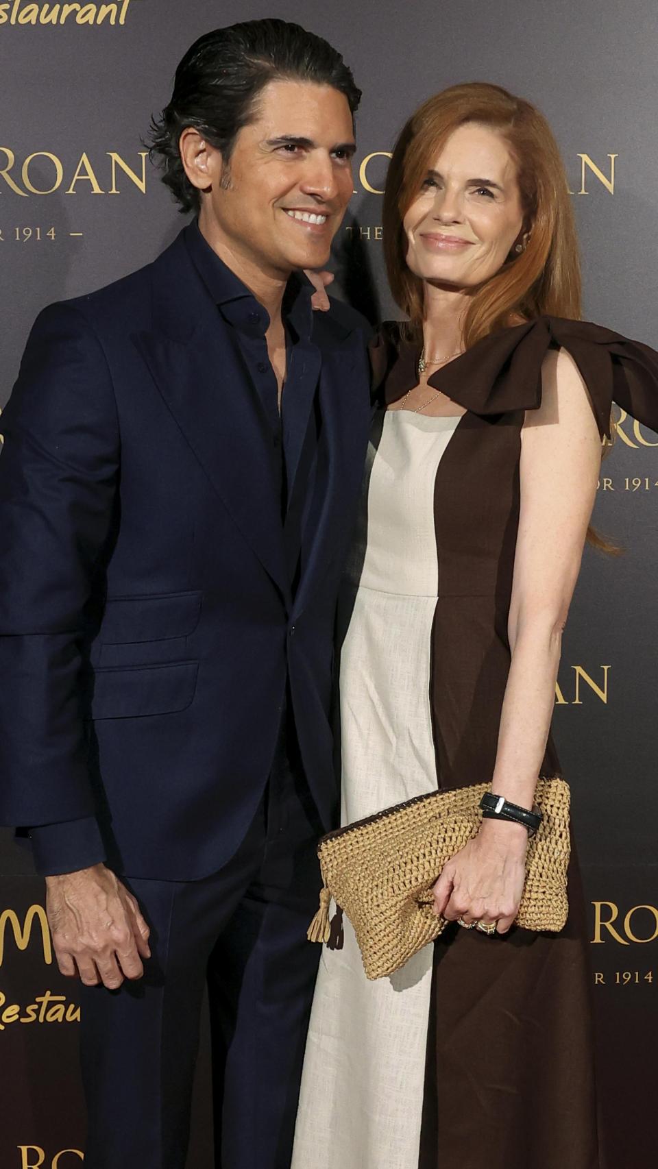 El matrimonio, feliz, posando ante la prensa.