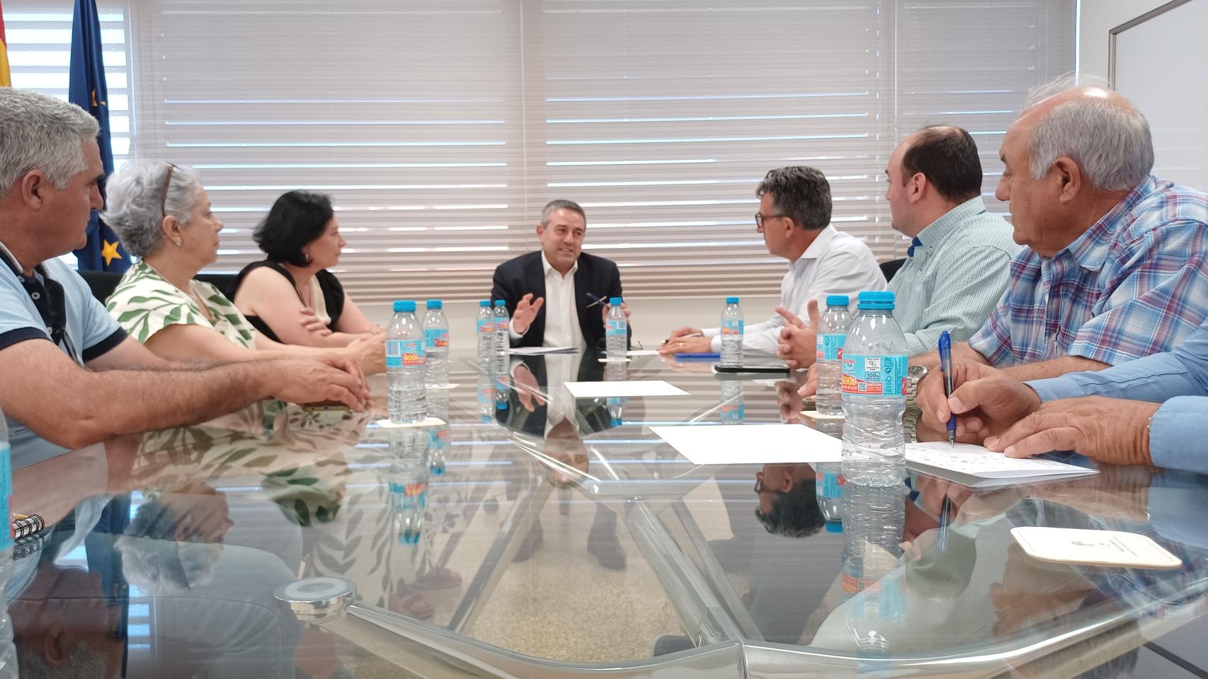 El consejero Joaquín Buendía reunido con la junta directiva regional de COAG