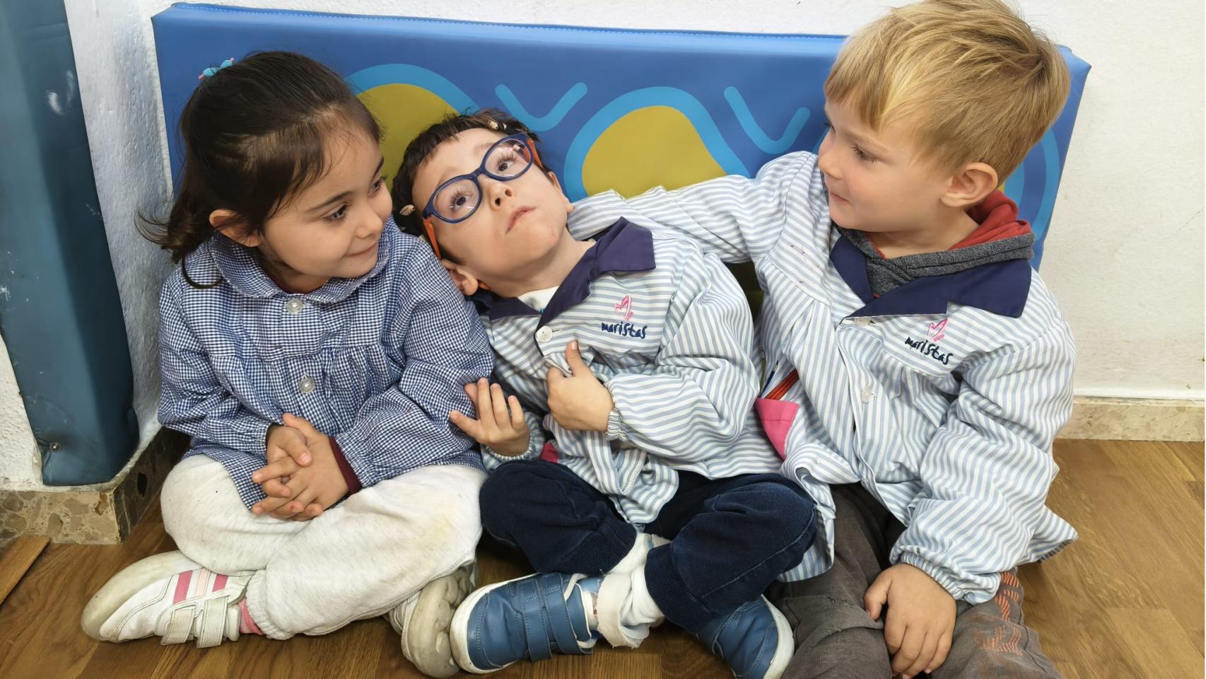 Iván, en el centro, junto a dos compañeros de su clase. EE