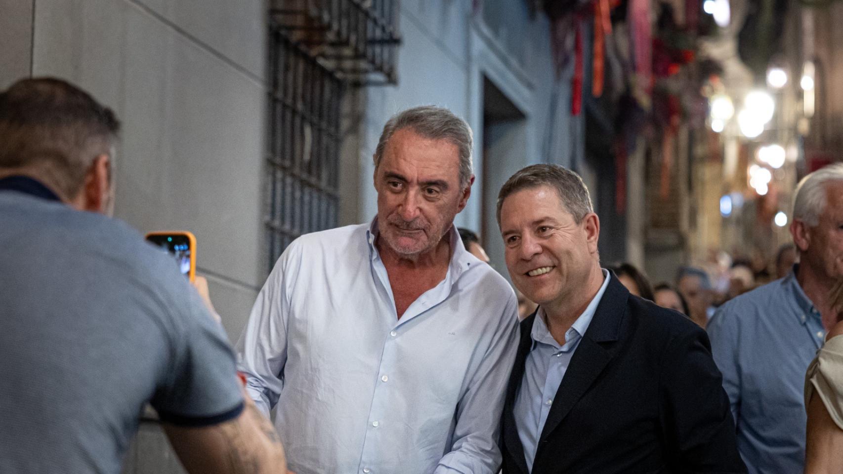 Page recorre entre selfies y fotos las calles engalanadas de Toledo junto a Carlos Herrera en la noche previa al Corpus