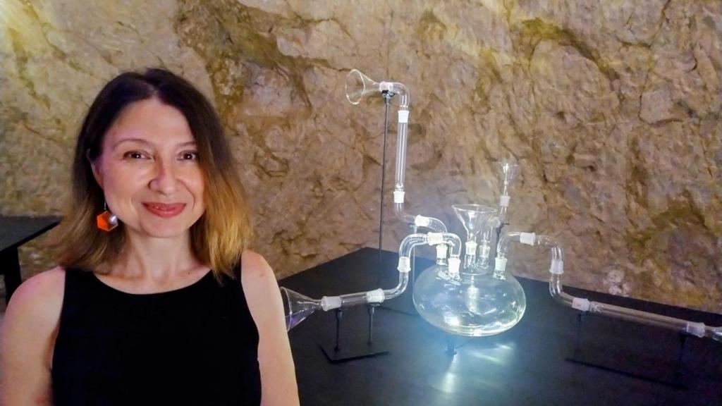 la artista Ana Pastor junto  a los matraces que recogen sus 'Hálitos'.
