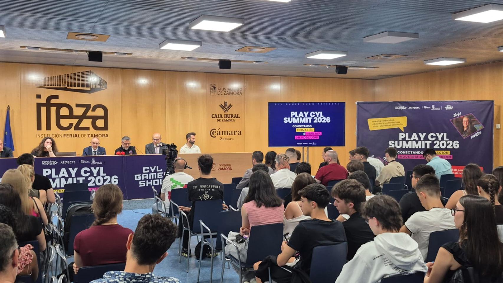 Mesa de ponencia en el encuentro de expertos del videojuego PlayCyL Summit 2026.