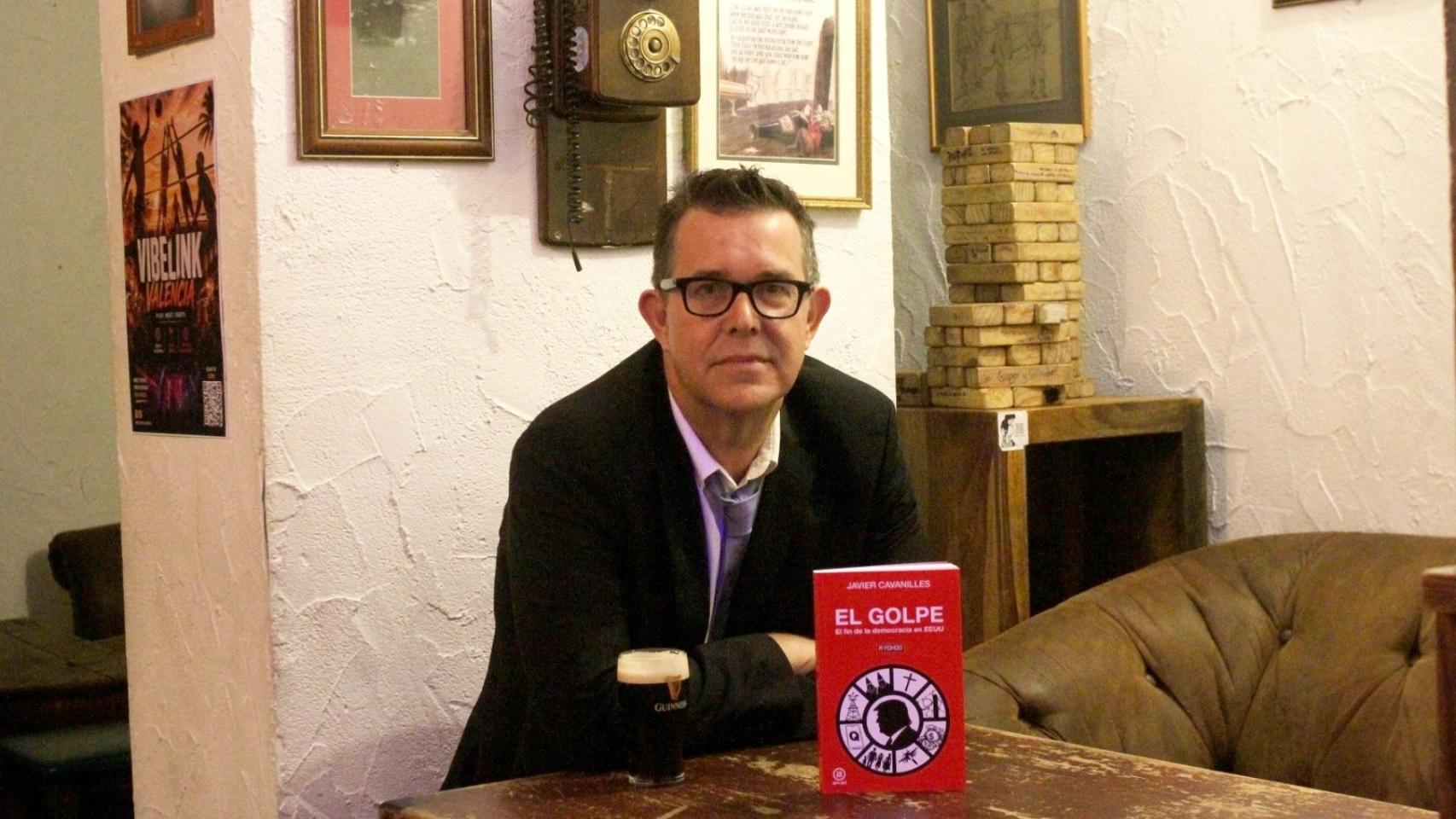 Javier Cavanilles, periodista, con su último libro. EE