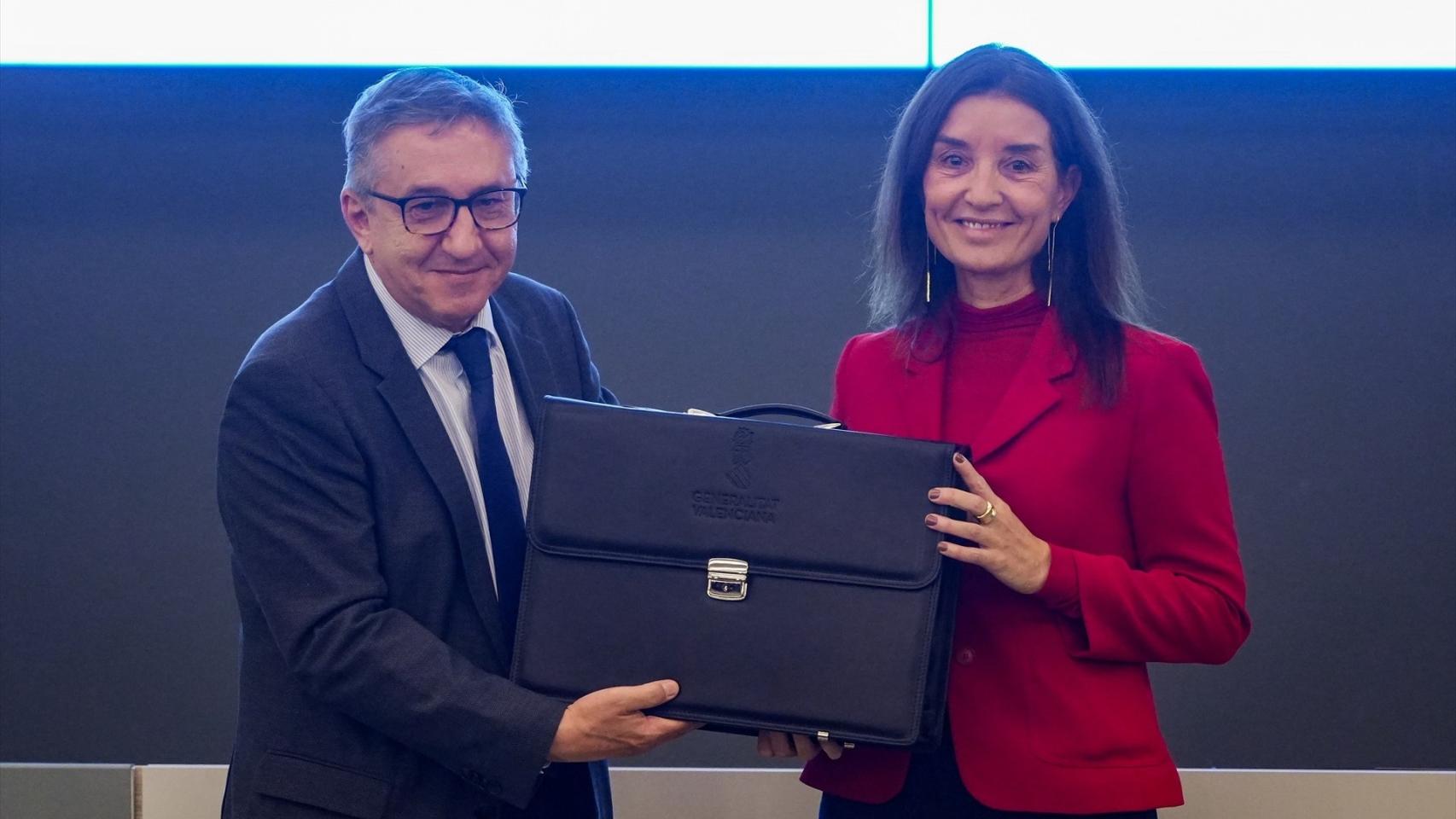 El actual conseller de Hacienda, José Antonio Rovira, junto a su antecesora en el cargo, Ruth Merino. Jorge Gil / EP