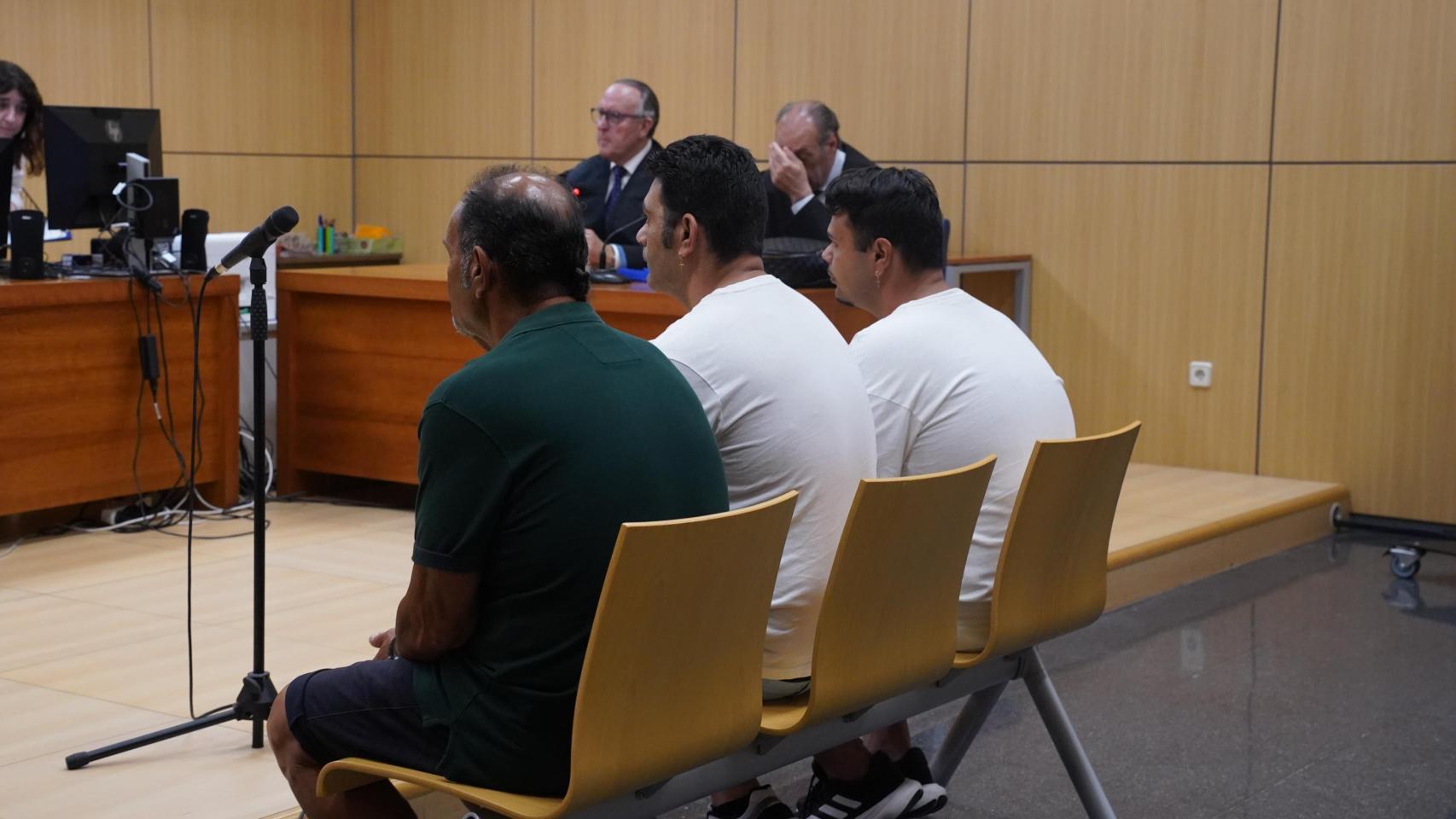 Los tres condenados por delito de homicidio en grado de tentativa por asestar 25 puñaladas a un familiar.