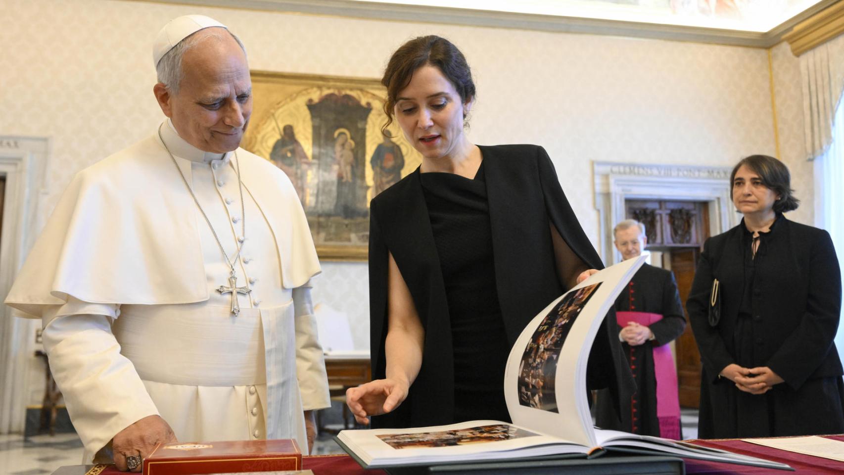 El Papa León XIV en la plaza de San Pedro, en el Vaticano.