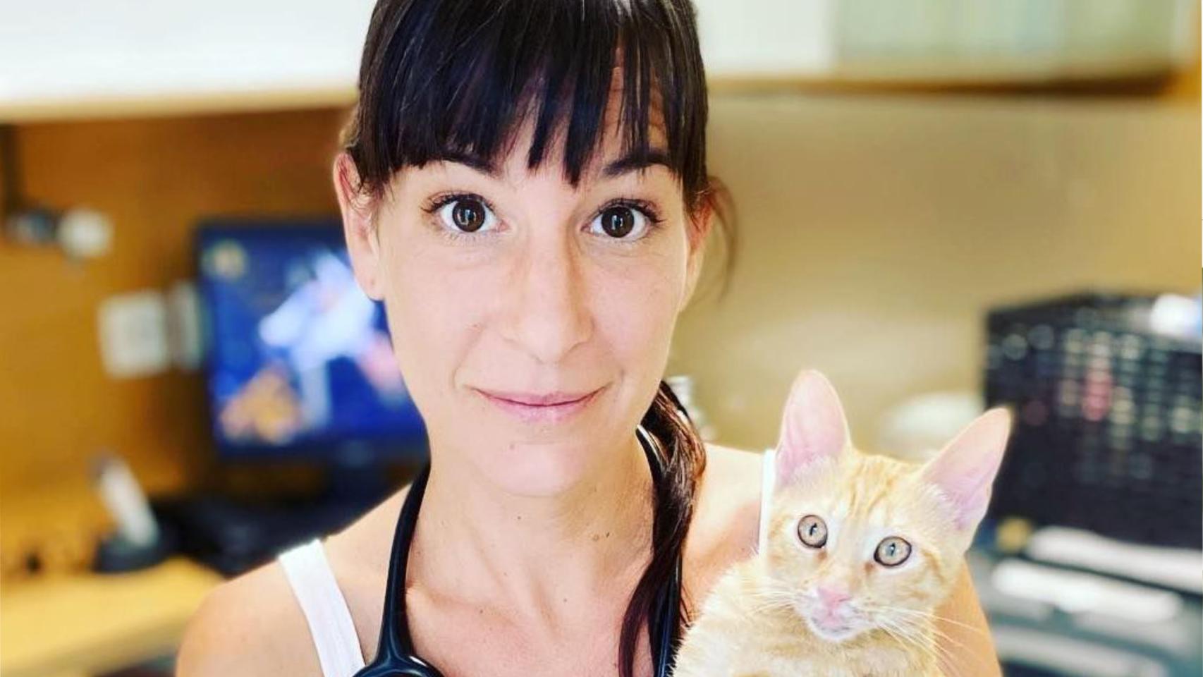 Neus Candela, veterinaria, con un gato.