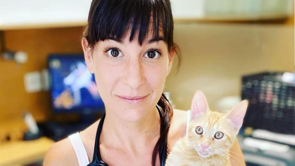 Neus Candela, veterinaria, con un gato.