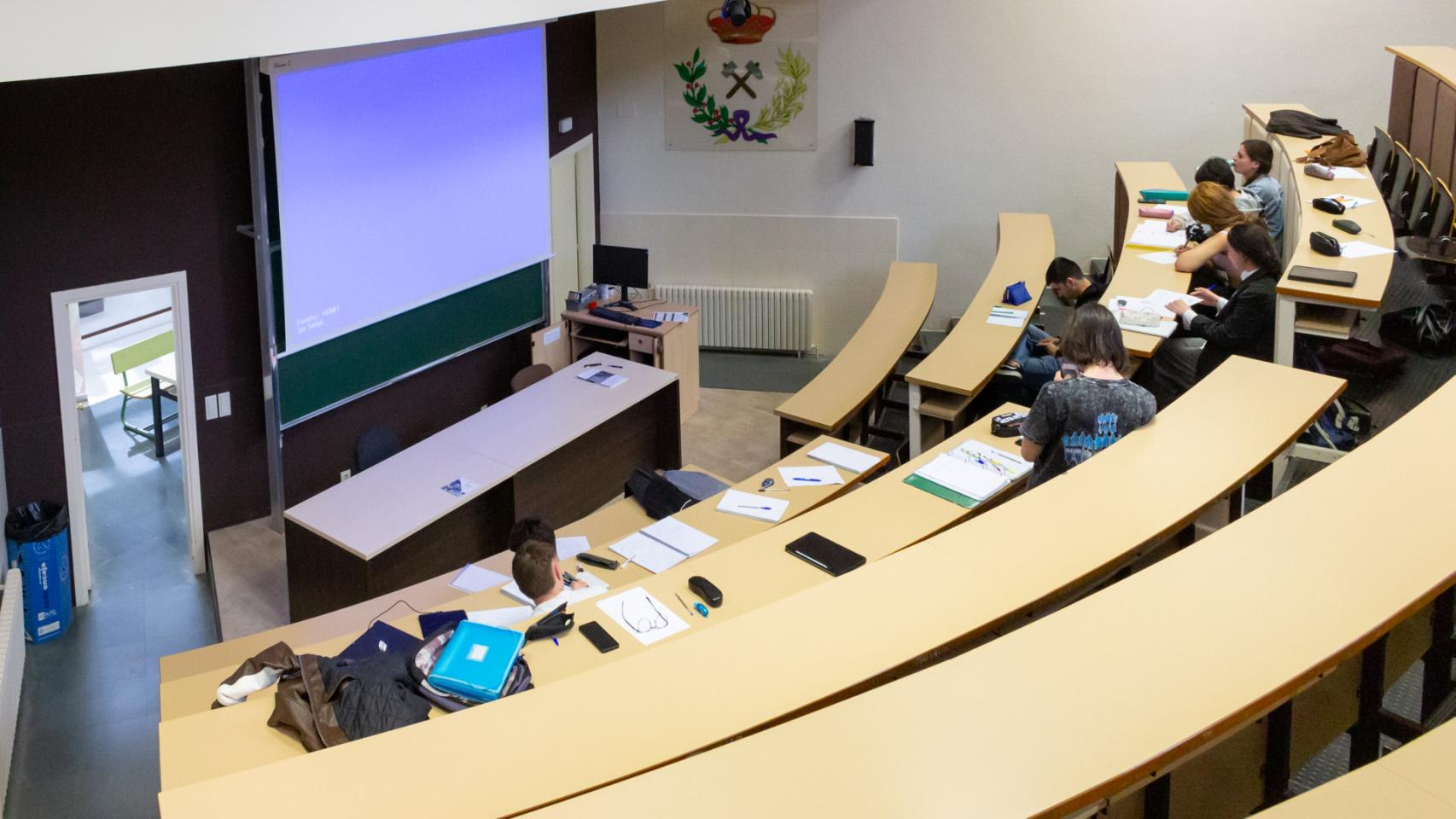 Un grupo de estudiantes en la Universidad de León. 