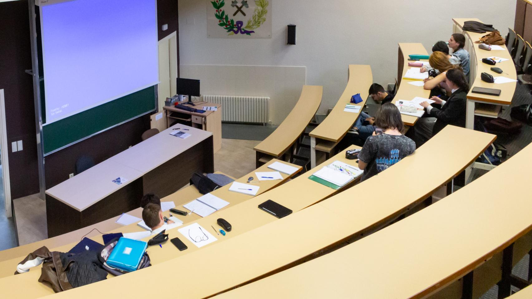 Un grupo de estudiantes de la Escuela de Minas de la Universidad de León
