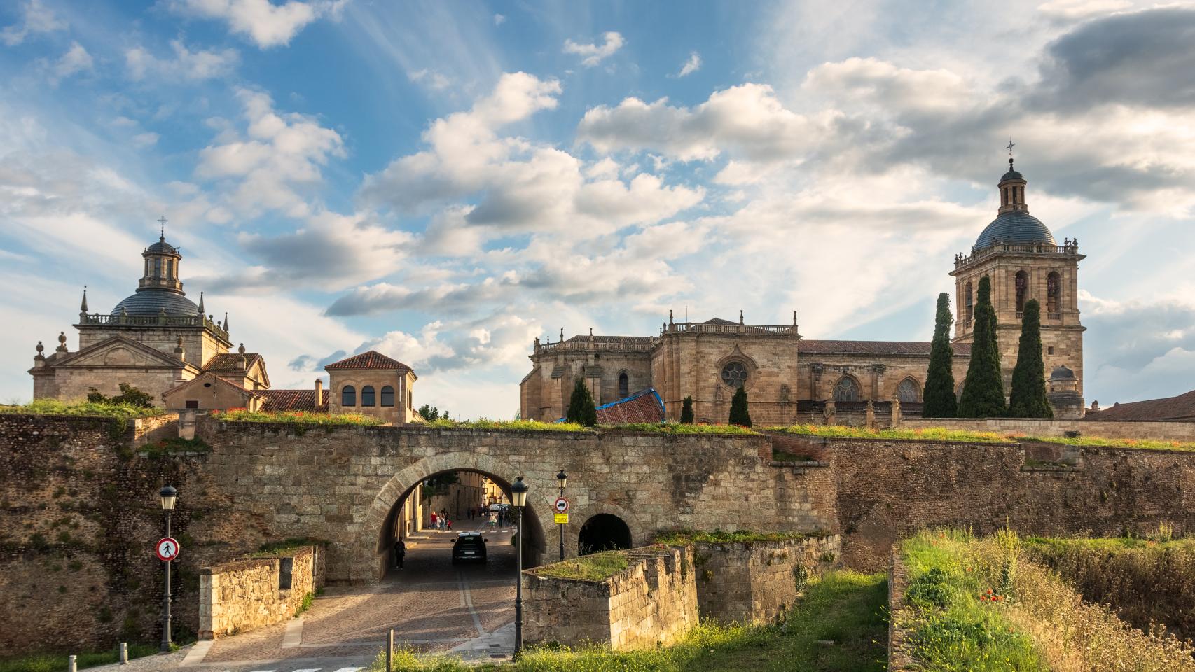 La puerta de Amayuelas y la catedral de Santa María en Ciudad Rodrigo.