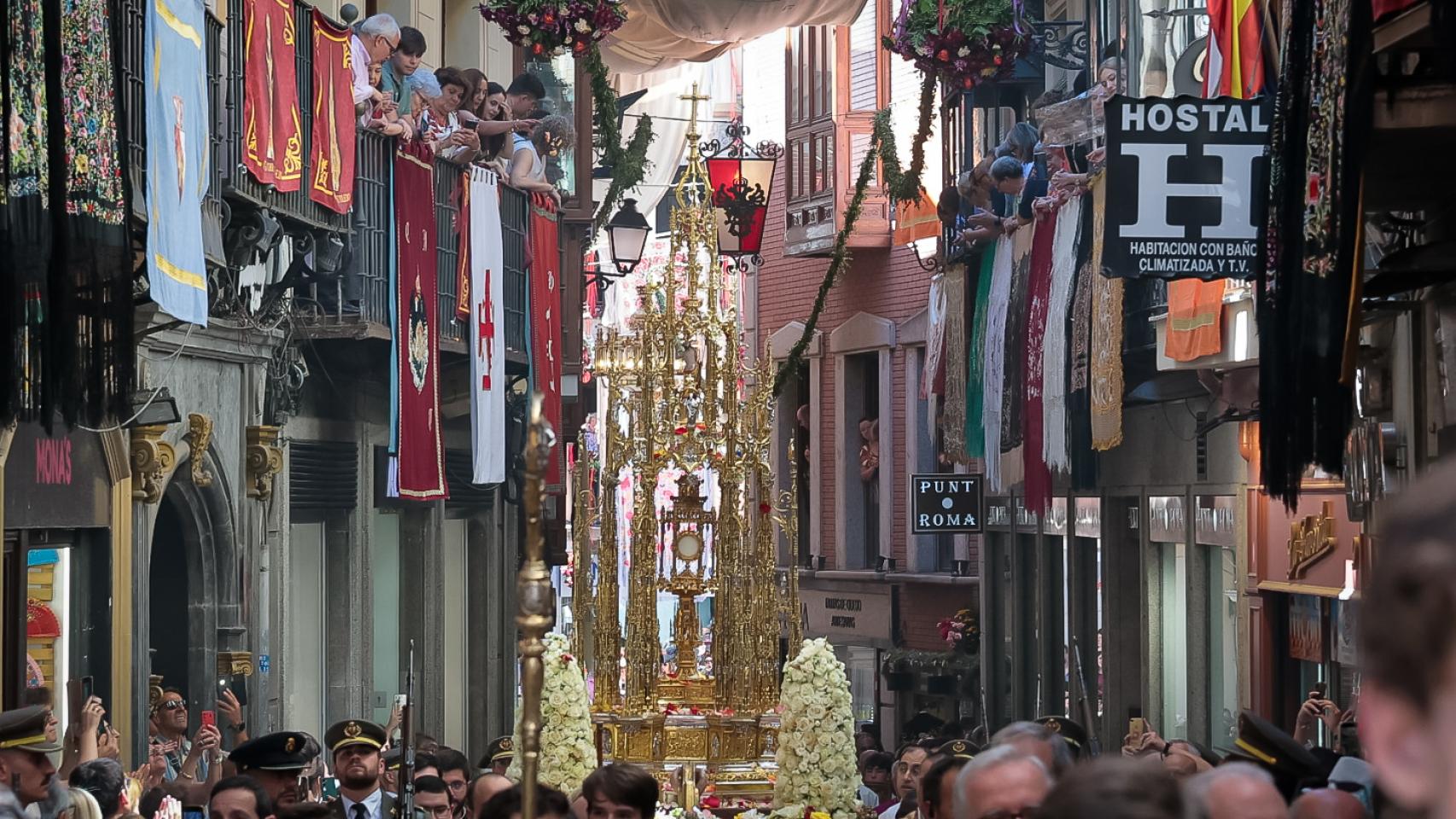 La Custodia procesionando por la calle Comercio.