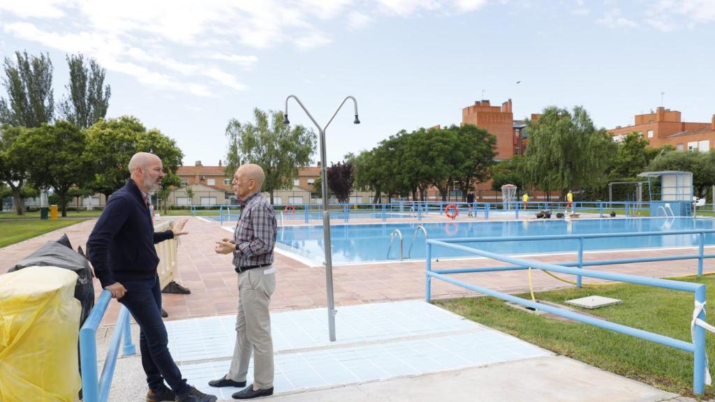 Concejal delegado de Deportes, Félix Brocate, en una rueda de prensa en las piscinas municipales este jueves 4 de junio.