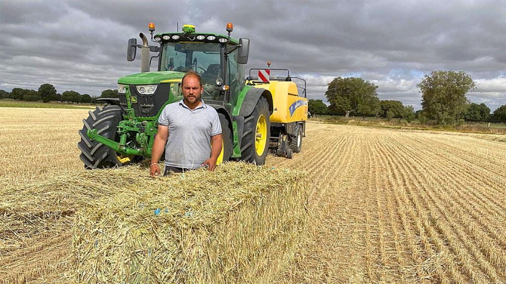 Ventura González con su tractor en las tierras de Madrigal de las Altas Torres.