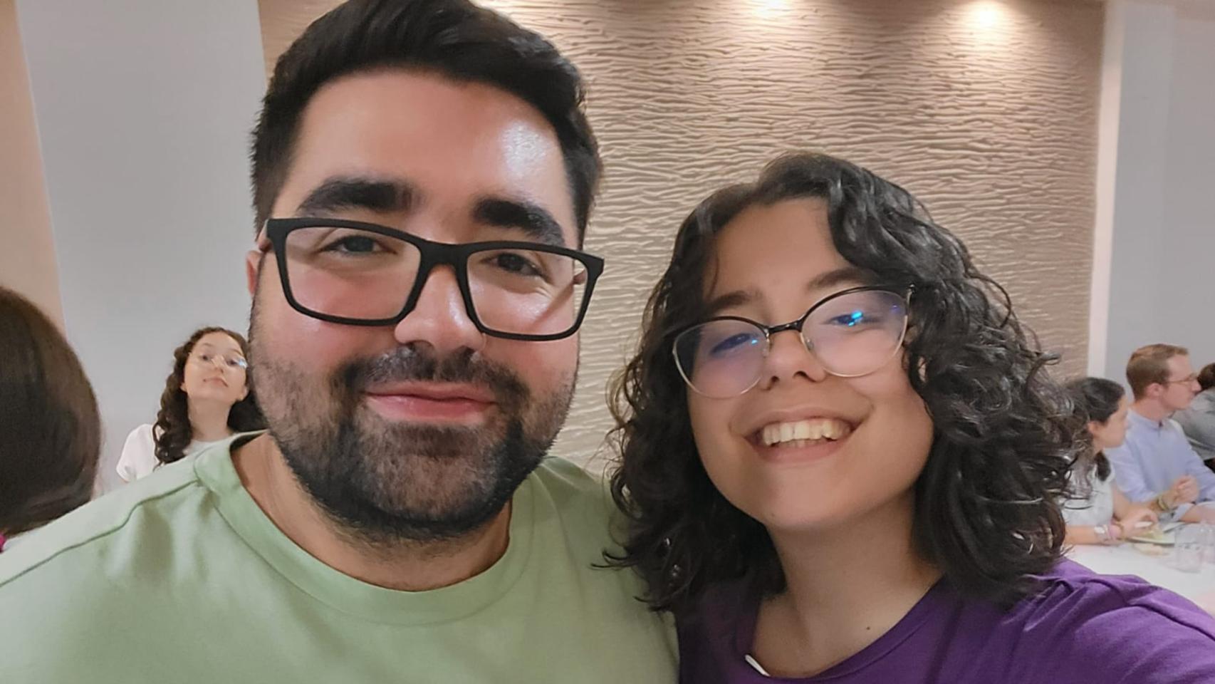 Adrián y Ana Brey, jóvenes de Santiago que viajarán a Santiago para la visita del papa León XIV.