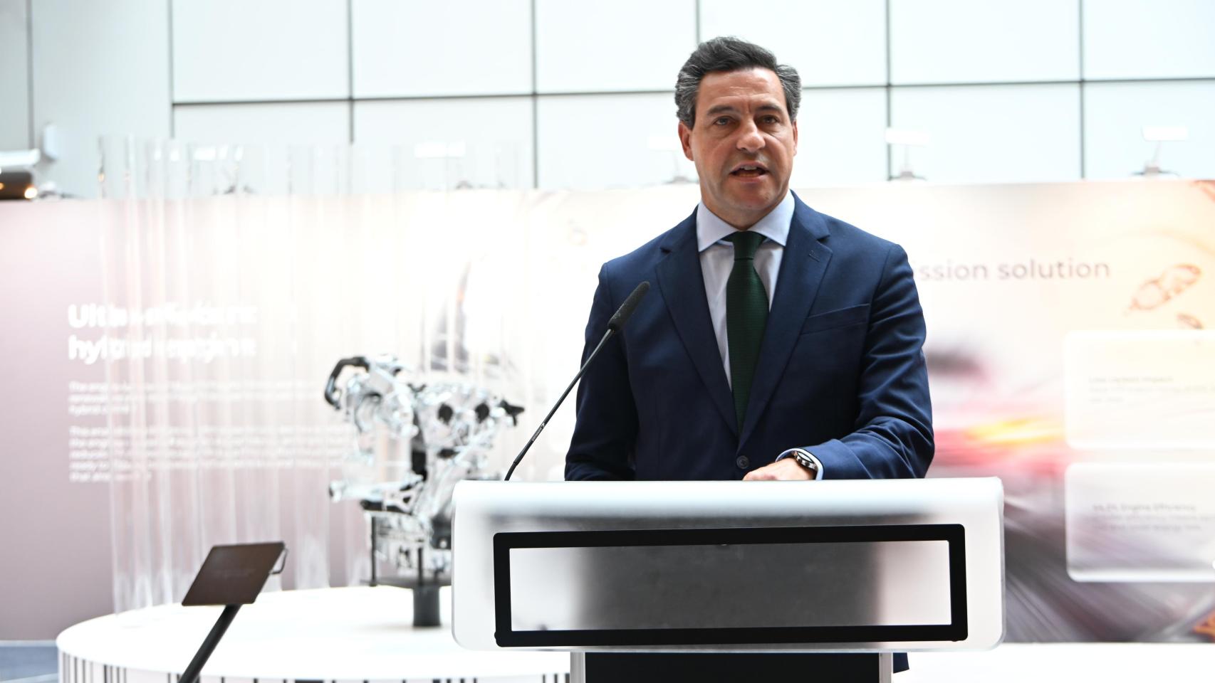 Raúl de la Hoz presentando el motor ultraeficiente desarrollado en Valladolid. 