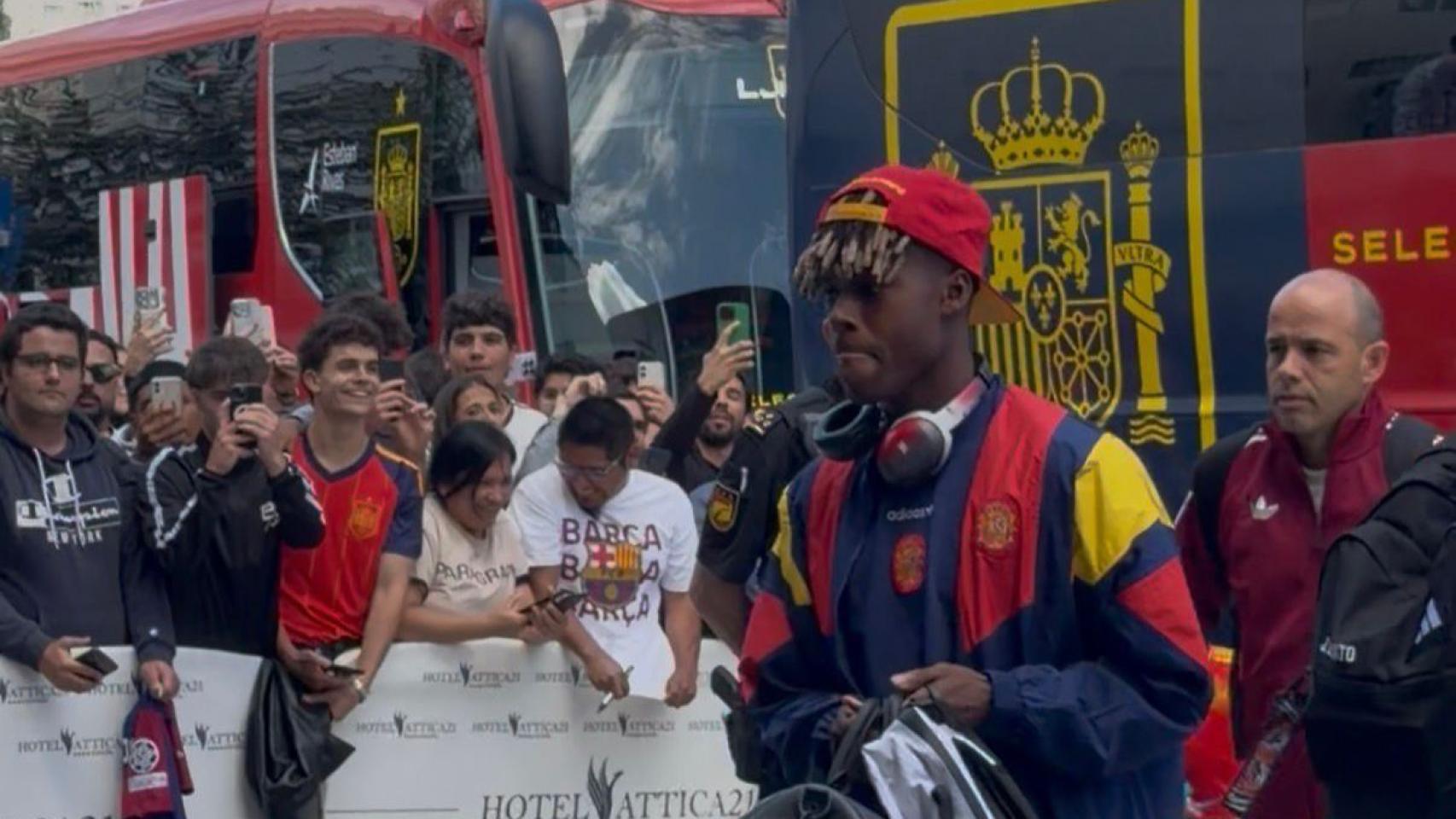 Nico Williams a la entrada del Hotel Attica21