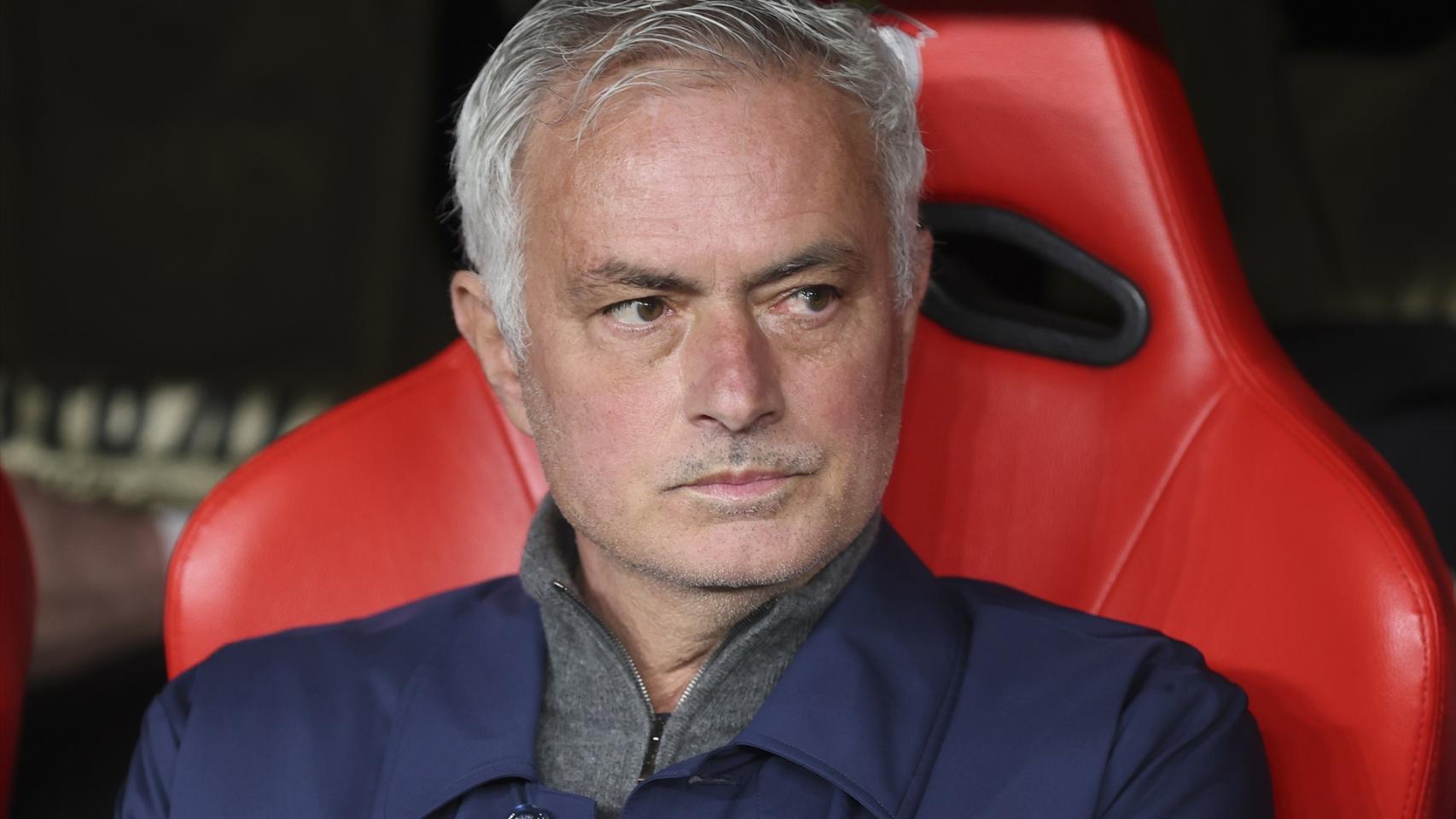 Mourinho sentado en el banquillo del Benfica.