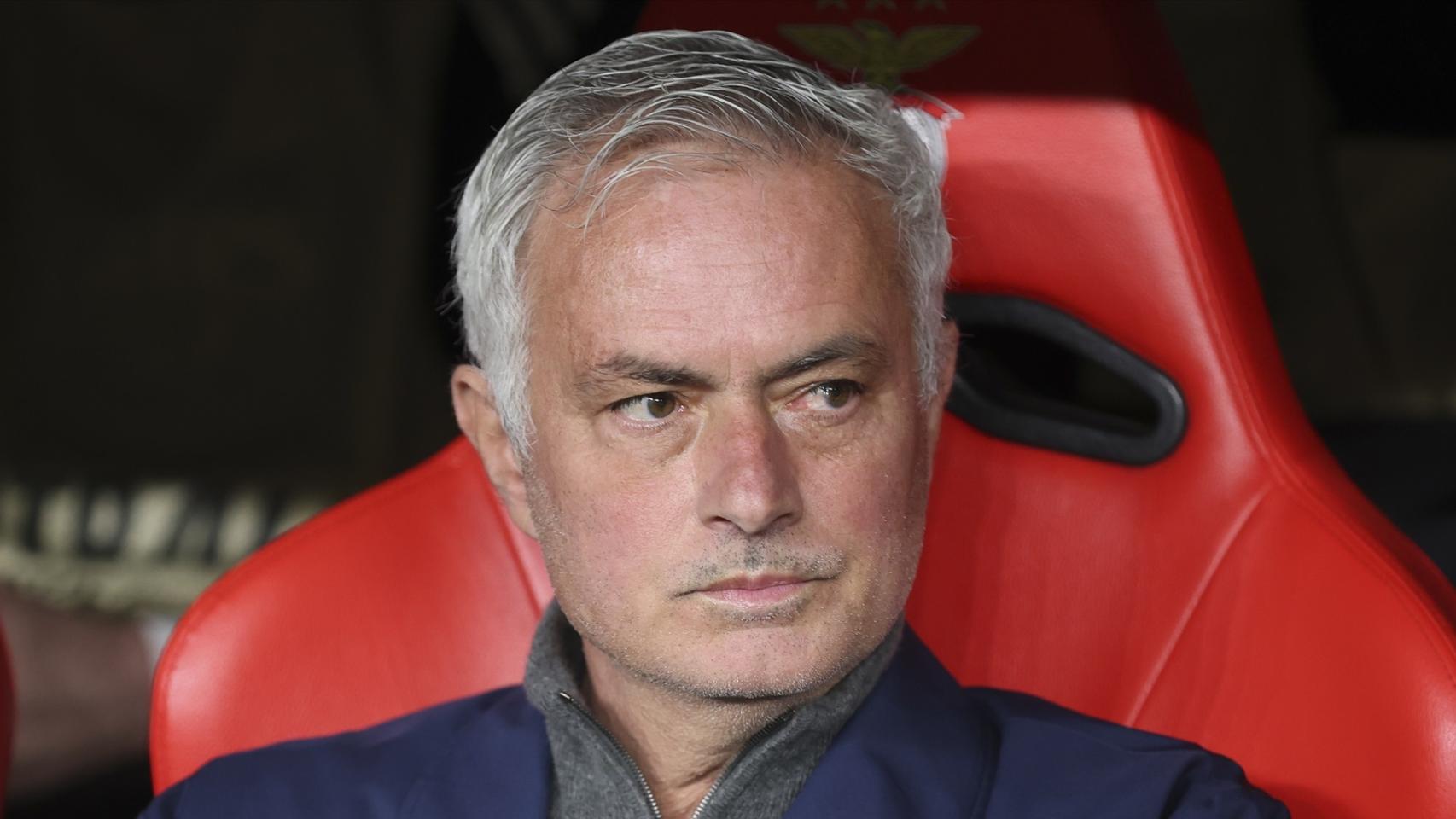 Mourinho sentado en el banquillo del Benfica.