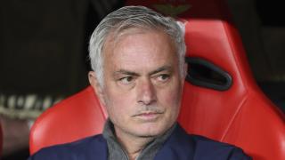 Mourinho sentado en el banquillo del Benfica.