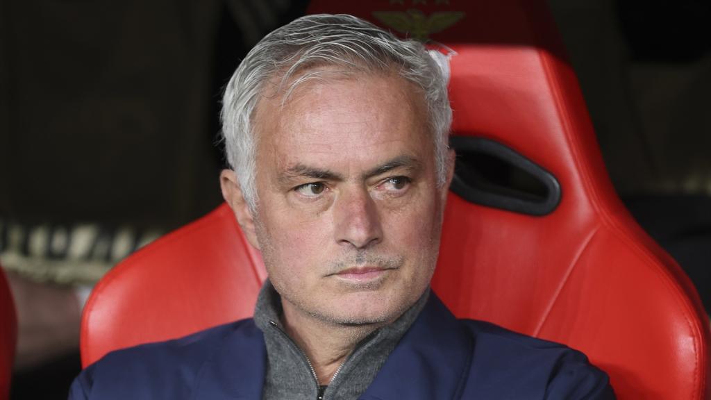Mourinho sentado en el banquillo del Benfica.