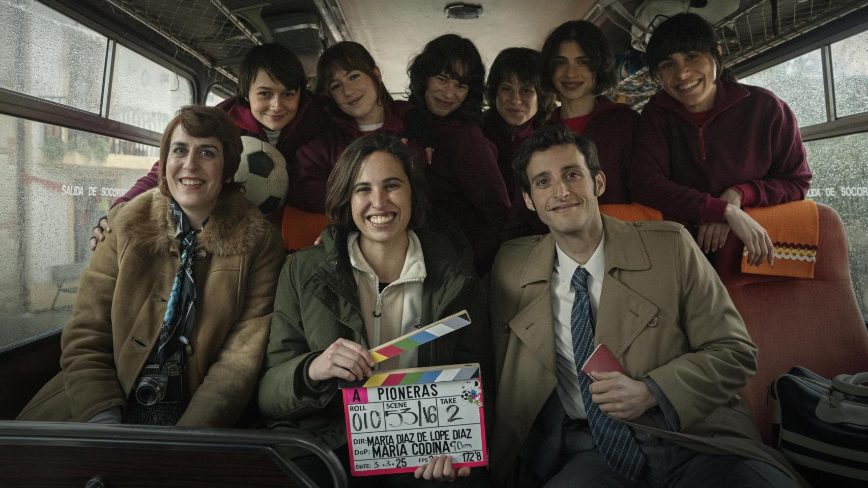 La directora de cine, con la claqueta y el equipo de 'Pioneras'.