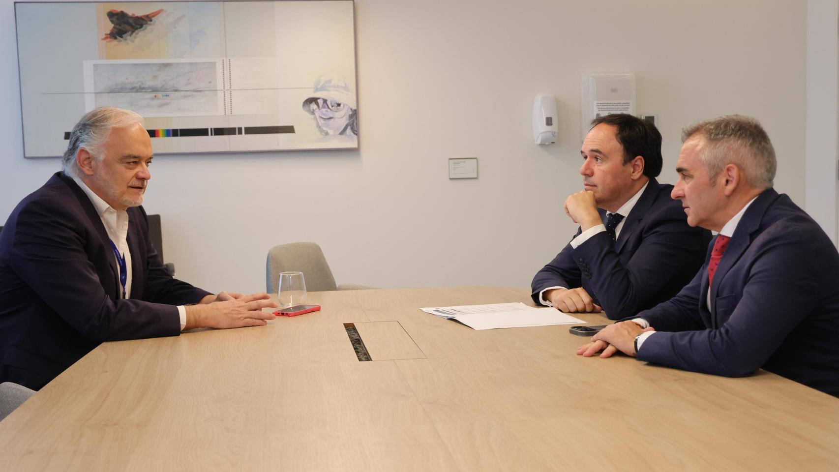 El 'president' de la Generalitat, Juanfran Pérez Llorca, junto a Miguel Barrachina y Esteba González Pons. GVA