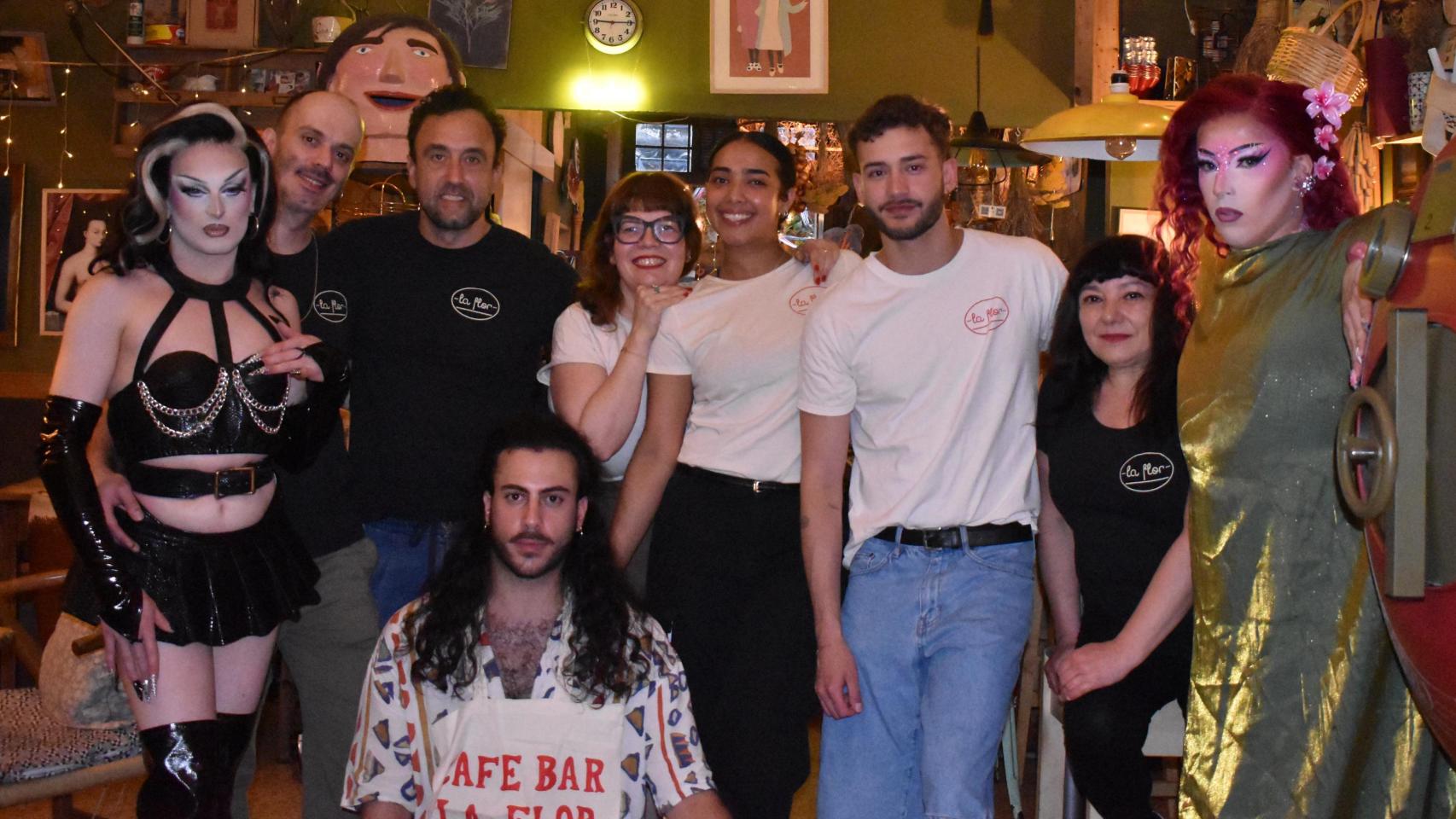 Trabajadores de La Flor celebrando uno de sus 'Bingo Drag'