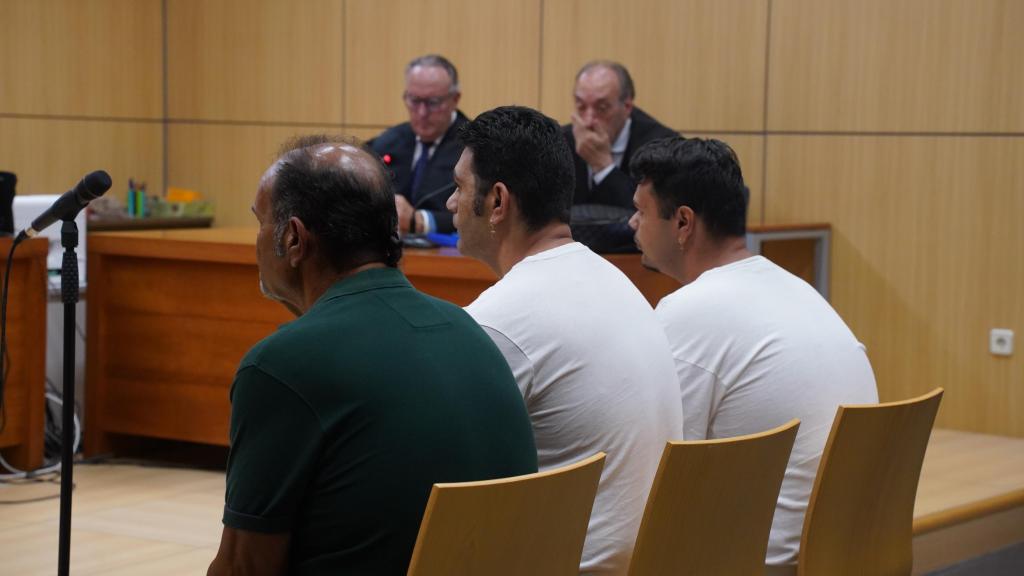 Los tres condenados por delito de homicidio en grado de tentativa por asestar 25 puñaladas a un familiar.