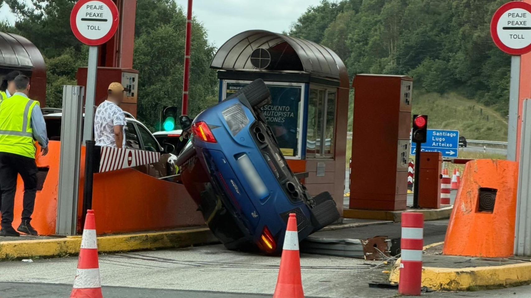 Coche vuelca en la autopista de A Coruña