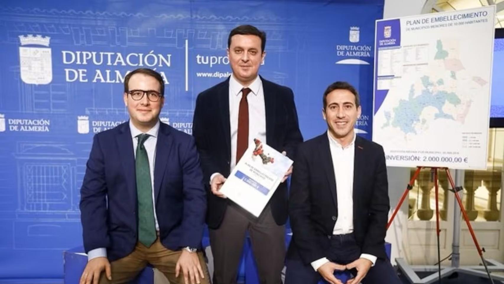 El expresidente de Diputación de Almería, Javier Aureliano García, junto a los entonces ex vicepresidente primero y tercero, Fernando Giménez y Óscar Liria, en una imagen de archivo.
