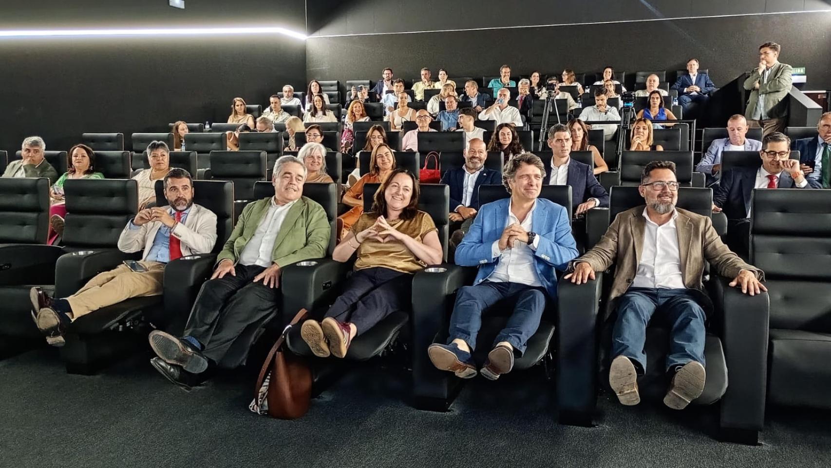 De izquierda a derecha: Jacobo Florido, concejal de Turismo; Álvaro Postigo, director de MK2 España; Mariana Pineda Carbó, concejala de Cultura; Francisco Javier Marín, director general de Bogaris; y Francisco Pomares, concejal de Vivienda.