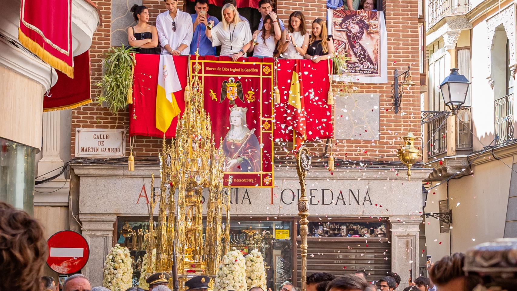 Tradición, devoción y colorido en el paso de la Custodia por las calles de Toledo: las mejores imágenes de la procesión