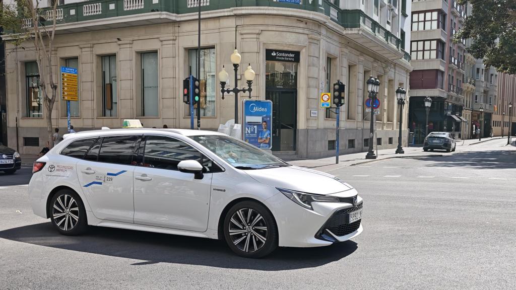 Un taxi pasa por la Rambla de Alicante este jueves.