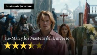 Nicholas Galitzine, en el centro, en 'He-Man y los Masters del Universo'