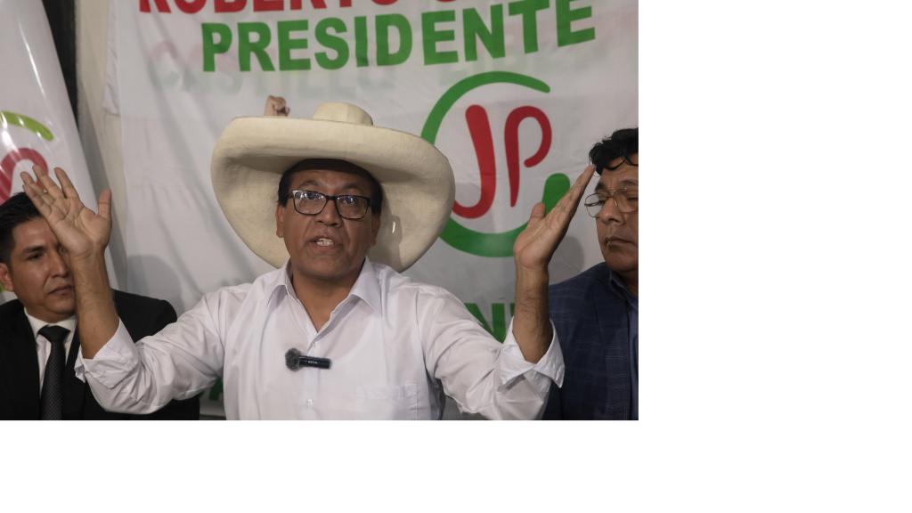 Roberto Sánchez, candidato a la presidencia por la izquierda de Juntos por el Perú en una conferencia de presnsa.