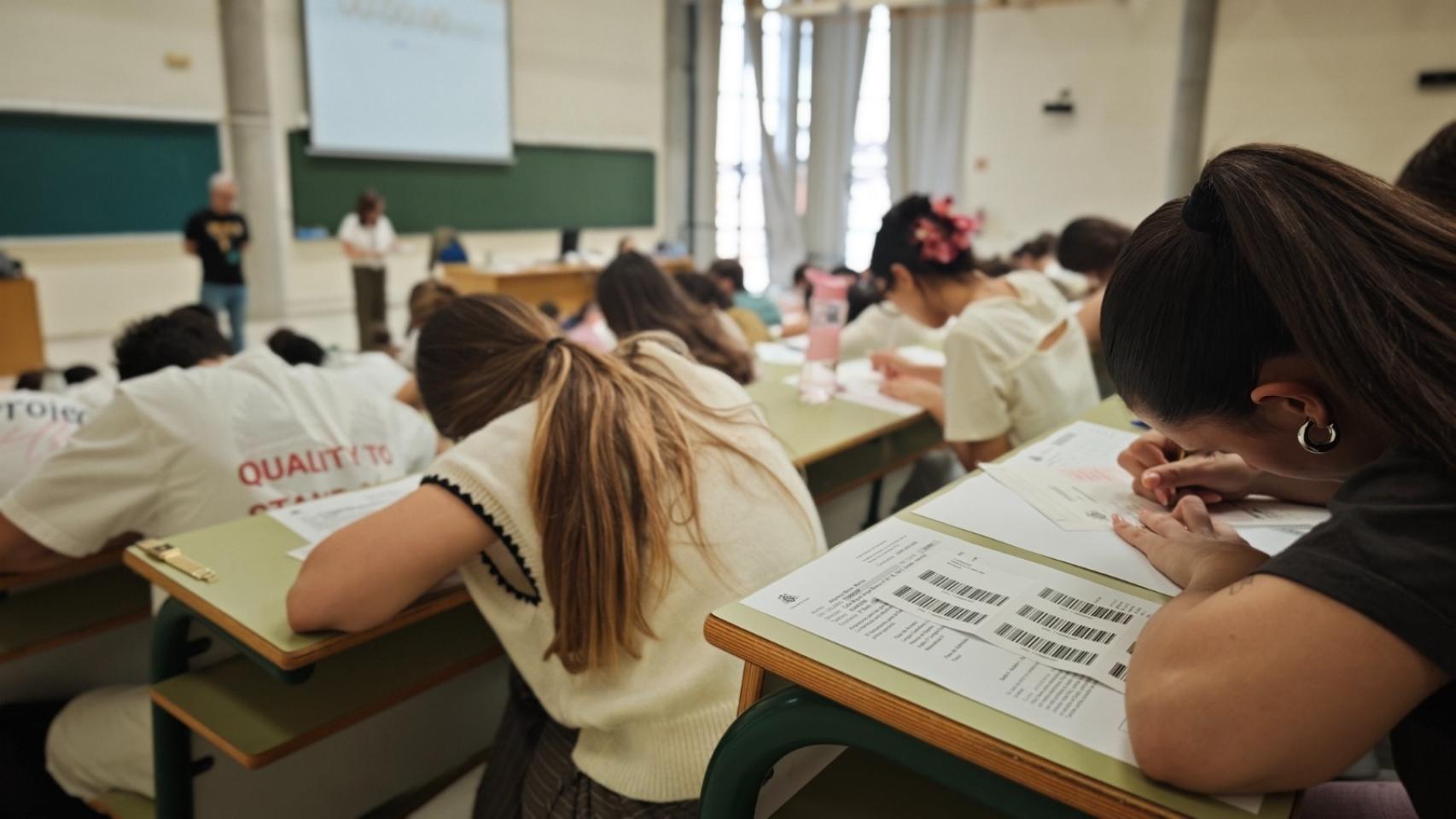 Alumnos presentando las Prueba de Acceso a la Universidad.