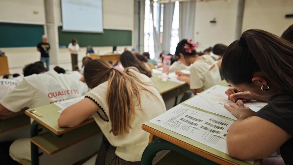 Alumnos presentando las Prueba de Acceso a la Universidad.