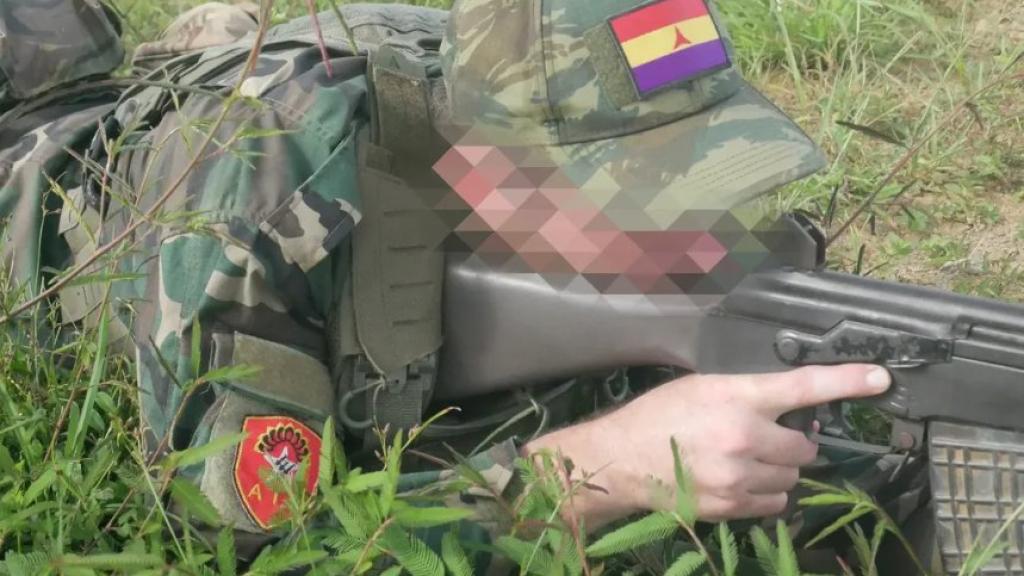 Miliciano de la AIF, unidad antifa que combate contra la junta en Myanmar, con la bandera republicana española.