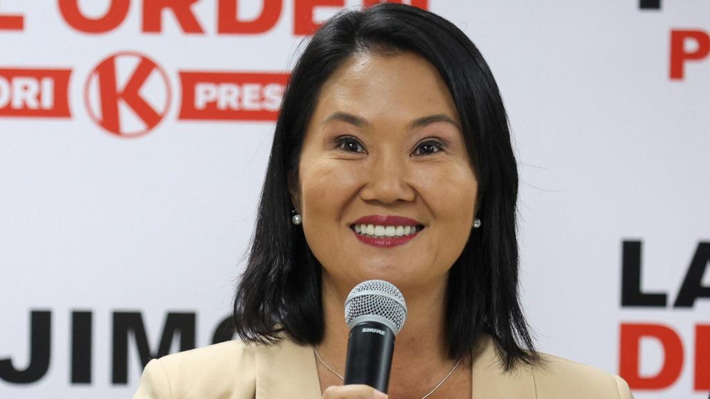 La candidata de la derecha, Keiko Fujimori, atiende a la prensa tras el anuncio de que pasará a la segunda ronda en las elecciones presidenciales.