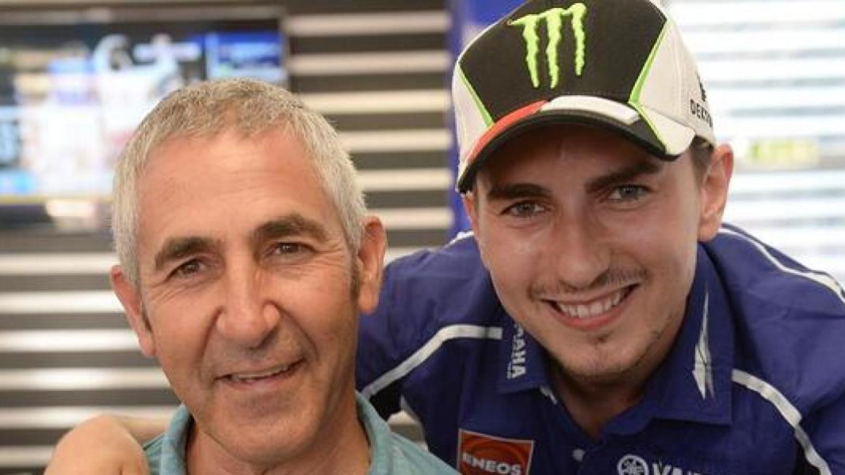 Jorge Lorenzo, junto con su padre.