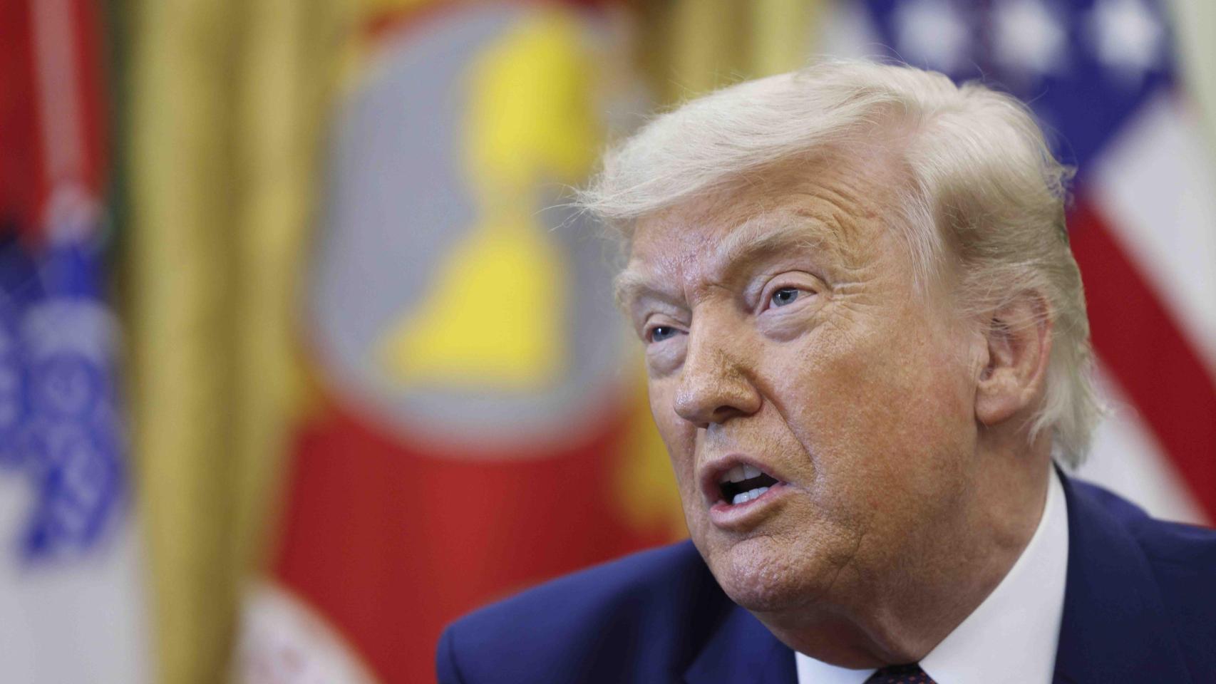 El presidente de Estados Unidos, Donald Trump, responde a una pregunta de los medios en el Despacho Oval de la Casa Blanca en Washington.